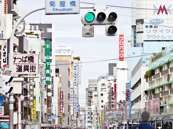 Почему японцы ходят на синий сигнал светофора