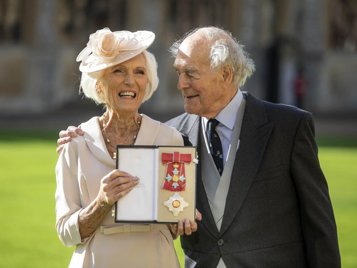 Мэри Берри со своим мужем Полом Ханнингсом после инвеституры в Виндзорском замке, 20 октября 2021