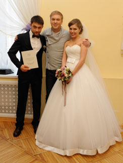 Сергей Светлаков с молодоженами Дмитрием и Валентиной