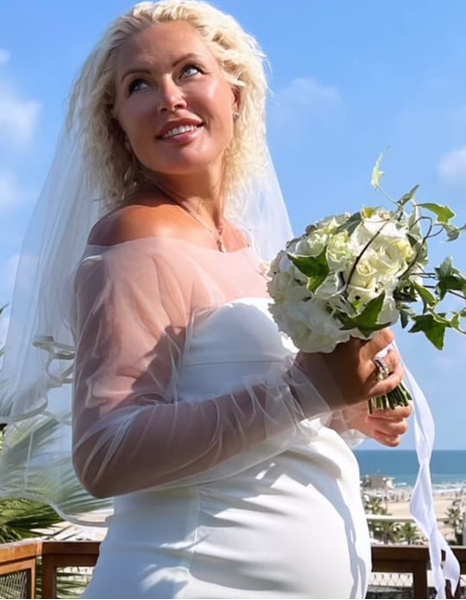 Беременная Наталья Рагозина играет свадьбу за границей