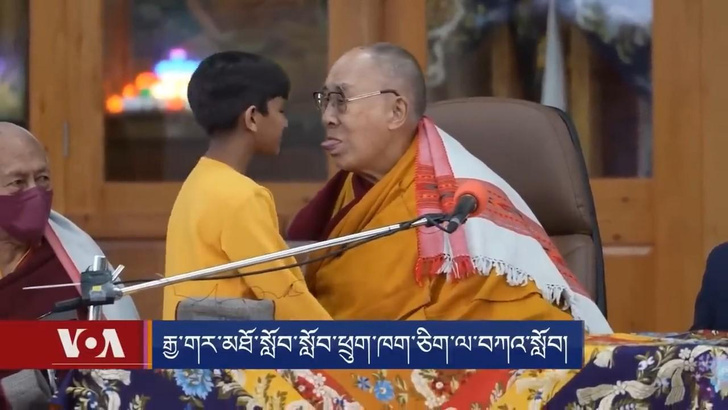 «Он часто игриво дразнится»: офис Далай-ламы прокомментировал поцелуй с мальчиком