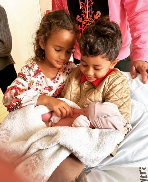 Крисси Тейген и Джон Ледженд показали первое фото новорожденной дочери