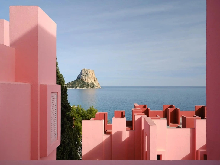 Muralla Roja Рикардо Бофилла в объективе канадских фотографов