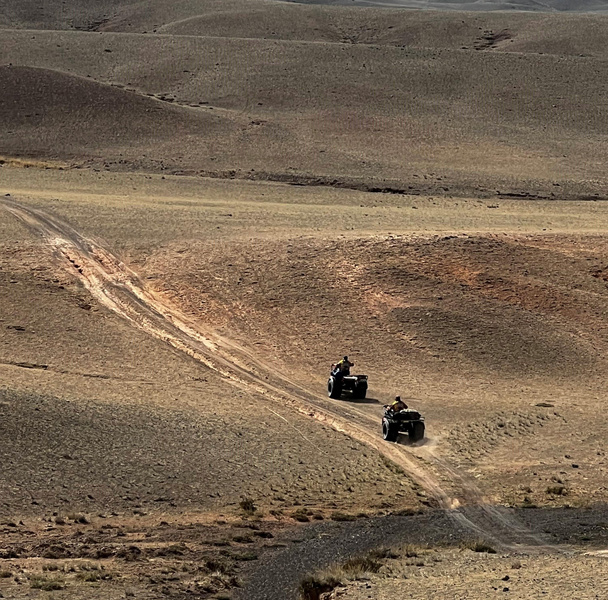 О чем поют ветра Гоби: как российские путешественники покорили монгольскую пустыню на мотовездеходах