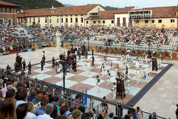 Жизнь — игра: как в итальянском городке Маростика зародилась «древняя» традиция живых шахмат