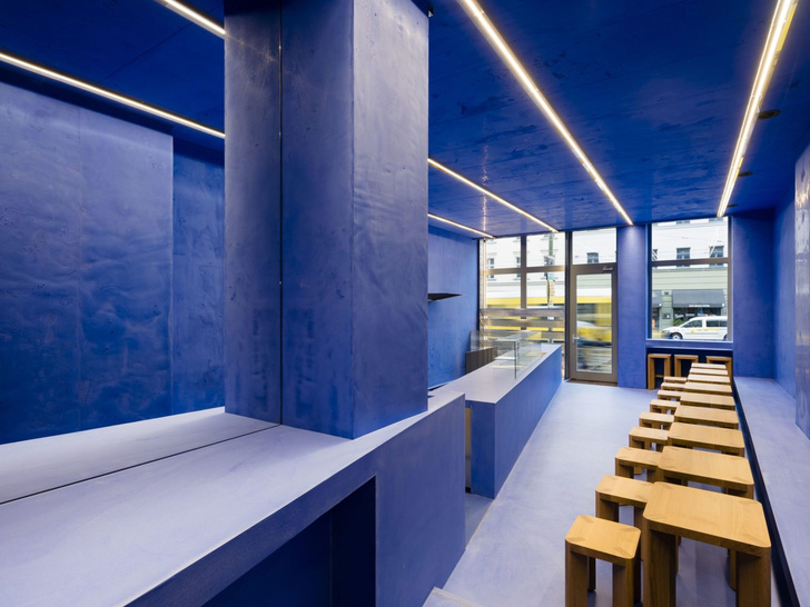 Кафе-пекарня в синих тонах в Берлине
