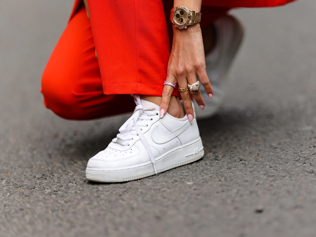 Как ухаживать за кожаными кроссовками в непогоду: 3 совета, чтобы продлить им жизнь | marieclaire.ru