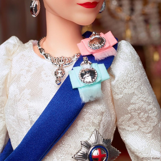 Захочешь в коллекцию: Mattel выпустили Барби в образе Елизаветы II