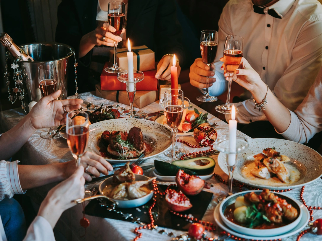 Худеть не придется: 6 лайфхаков, которые помогут не переедать в новогодние праздники | marieclaire.ru