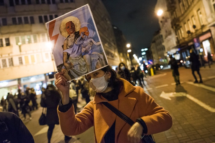 Польшу снова захлестнули митинги после вступления запрета на аборты