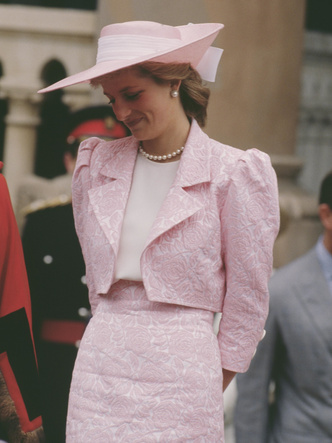Фото №11 - От персикового до фуксии: как принцесса Диана носила розовый цвет (и почему он ей так шел)