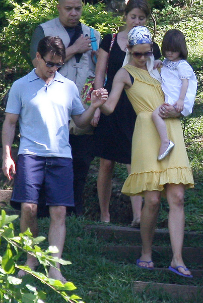Том и Кэти с дочкой Сури гуляют по Рио-де-Жанейро