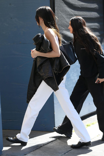 Белые джинсы и винтажная куртка: идея модного образа на весну 2023 от Кендалл Дженнер