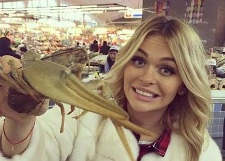 Беременная Анна Хилькевич закупает продукты на рынке