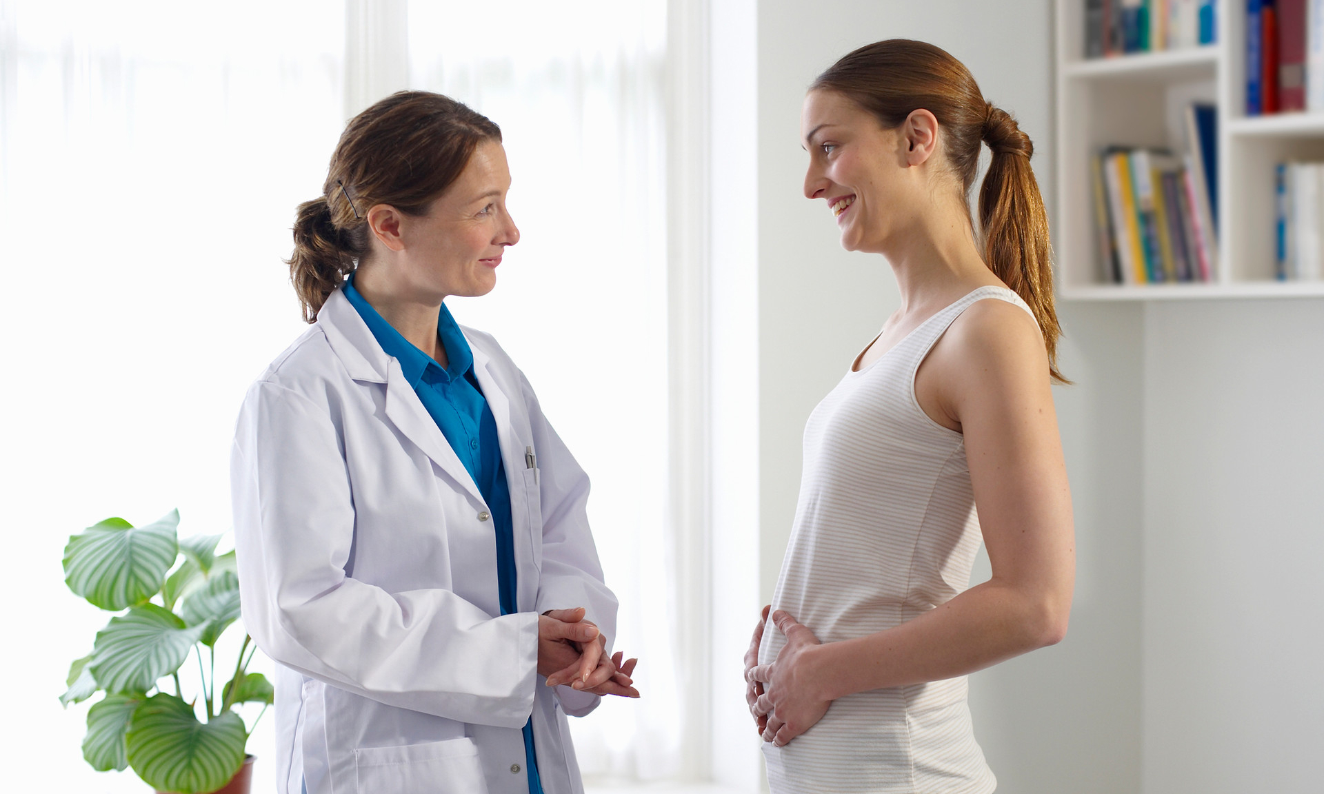 Обследование беременных. Беременна к какому врачу идти. Беременная на консультации у врача. Беременная после 40. Беременная у врача.