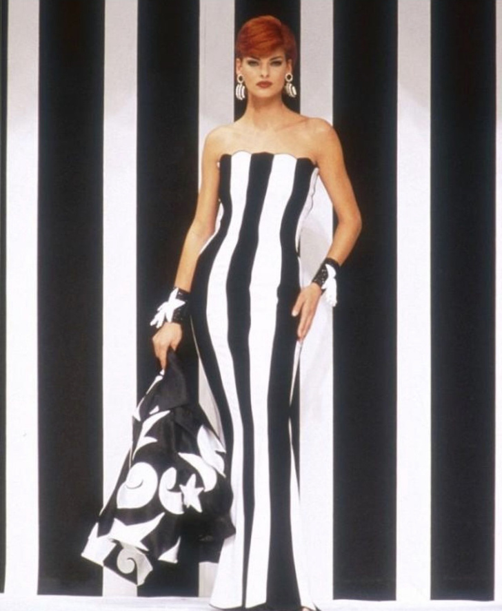 Фото №2 - В жизни вновь наступает белая полоса: Зендая в «историческом» платье Valentino напоминает о супермоделях 1990-х