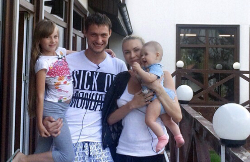 Александр Задойнов с дочерьми Настей и Сашей и женой Элиной