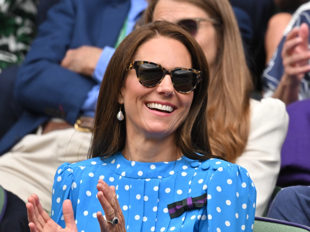 В платье за 120 тысяч рублей и под руку с мужем: как прошел первый выход Кейт Миддлтон на Уимблдоне | marieclaire.ru