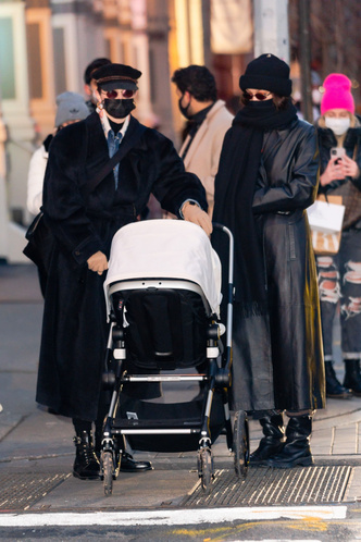 Люди в черном: Джиджи и Белла Хадид на прогулке с малышкой, чье имя до сих пор держится в тайне
