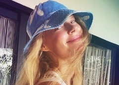 Светлана Ходченкова поразила поклонников пляжными образами
