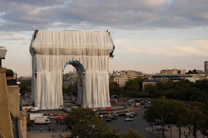 Триумфальную арку в Париже полностью обернули тканью