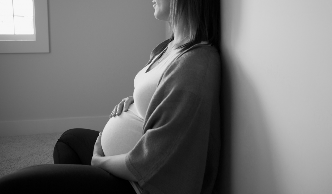Женщина на 2 месяце беременности. Pregnant teenager месяц. Тревожное расстройство и беременность.