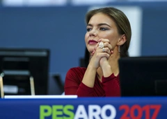 Похудевшая и с кольцом на пальце. Алина Кабаева впервые за долгое время вышла на связь