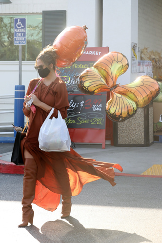 Крисси Тейген в платье и сапогах самого актуального цвета месяца