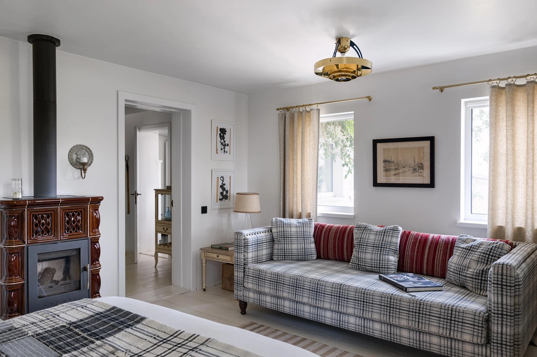 Изразцовый камин сделан на заказ местными мастерами. Раньше на его месте стояла кирпичная печь-груба, которая исправно обогревала дом, но выглядела не столь изящно. | Источник: Андрей Авдеенко