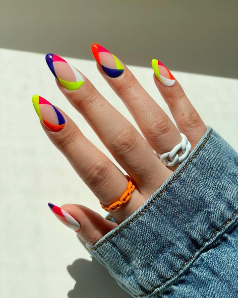 Неоновый маникюр: 10 самых трендовых дизайнов ногтей на лето 2022