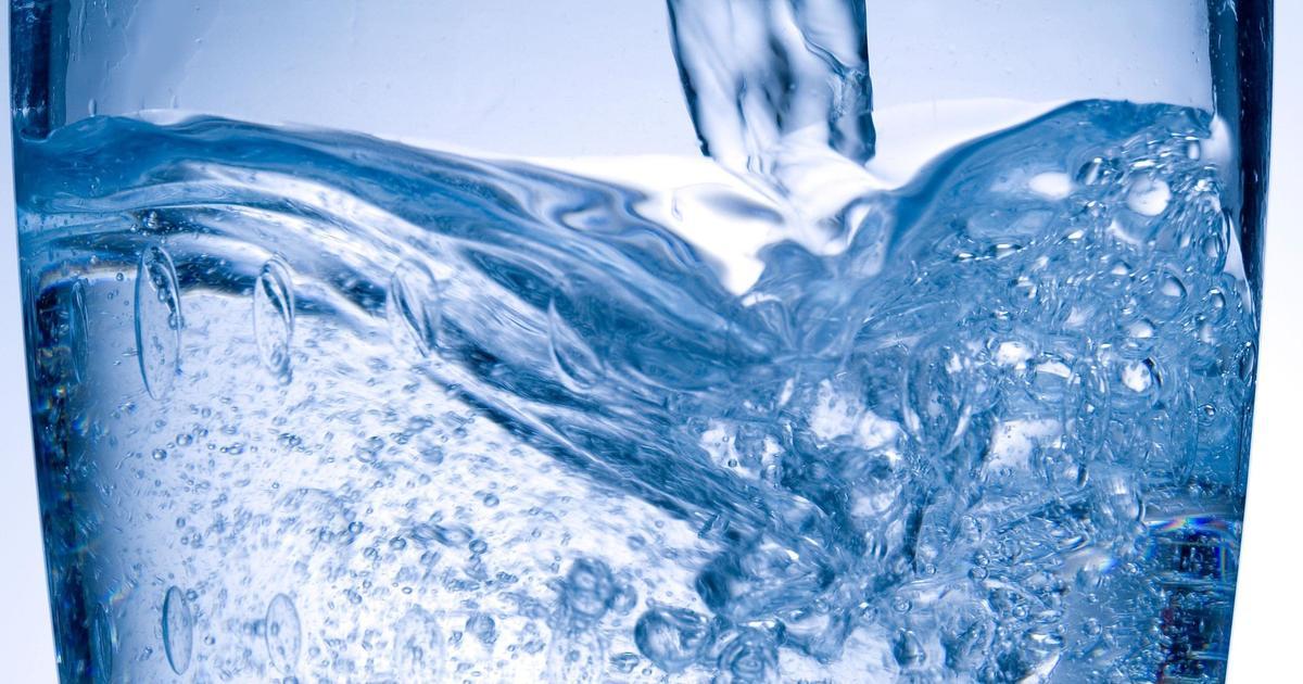 Вода насыщенная серебром. Газированная вода со льдом голубая. ГАЗЫ вода и минералы.