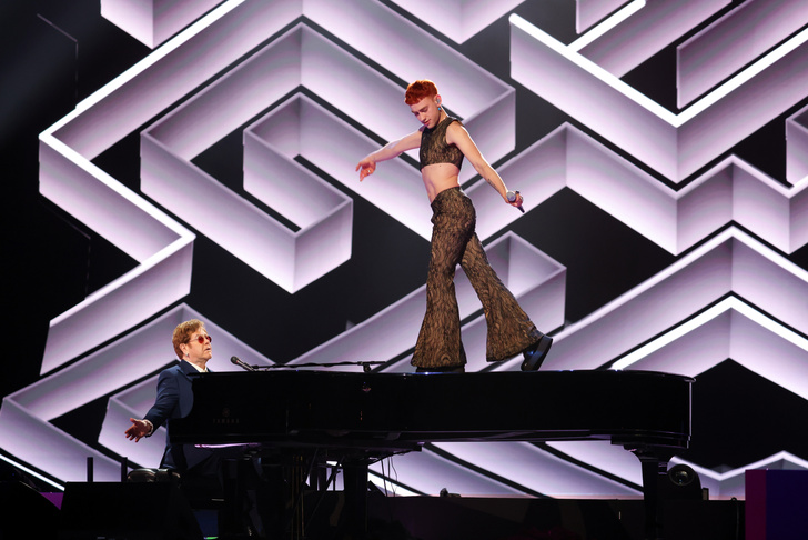 Дуа Липа в чулках и Билли Портер в платье стали главными звездами на Brit Awards-2021