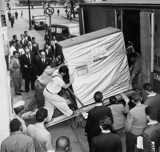 История одной фотографии: грузчики поднимают жесткий диск компьютера, 1956
