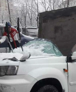 Во Владивостоке на машину упала бетонная плита, и эпичность этого видео может затмить только хладнокровие водителя