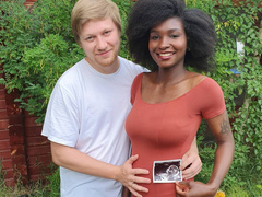 «Женился на богине»: как сегодня живут модель из Нигерии и парень из Якутска, родившие самого милого малыша на свете