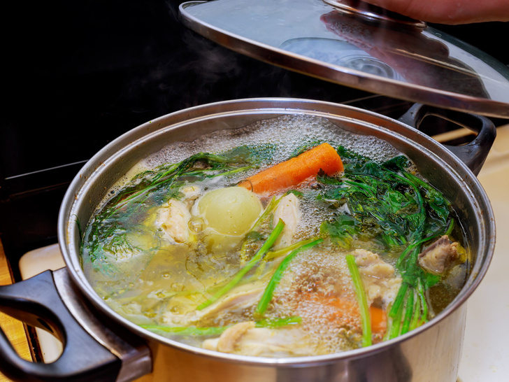 Думать не надо: как сварить вкусный куриный суп всего из пяти ингредиентов