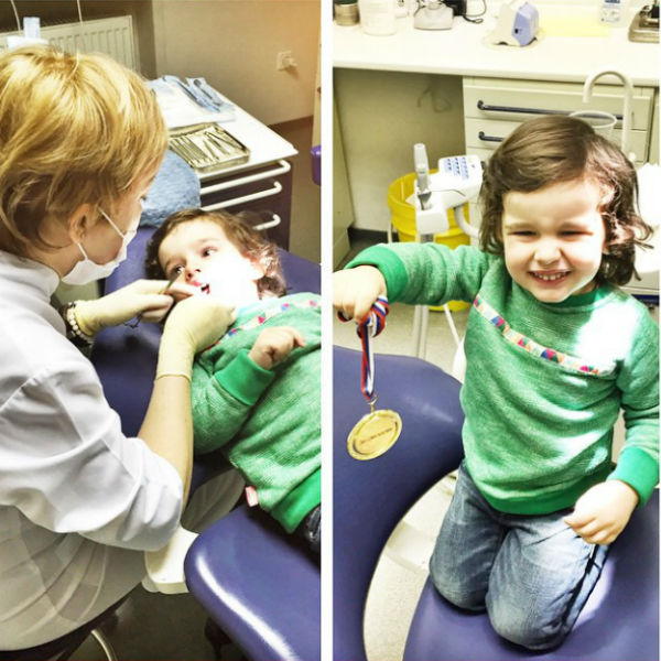 Мальчик остался доволен первым посещением зубного врача