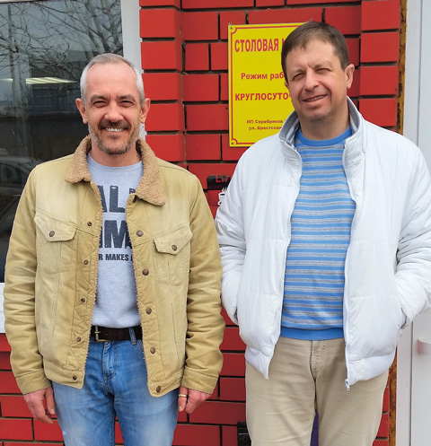 Предпринимателям Сергею Капустину (слева) и Алексею Серебрякову до сих пор удается держаться и не поднимать цены на блюда