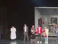 «Эти люди виноваты в моей смерти»: актер из Улан-Удэ порезал себе вены на сцене перед полным залом