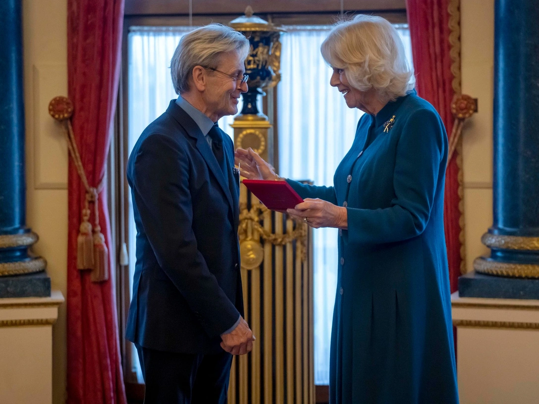 Ее Величество королева-консорт Камилла вручит высшую награду Королевской академии танца Михаилу Барышникову, 16 ноября 2022 | marieclaire.ru