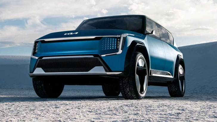 Kia Concept EV9: три ряда сидений, быстрая зарядка. Пробег в 750 км — но это, наверное, если сильно не разгоняться, а то аэродинамика тут как у рекламного щита. Понятно, что это пока только концепт, но стремление к простым формам, большим объемам и солидны