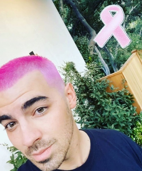 Pink mood: Джо Джонас покрасил волосы в ярко-розовый цвет