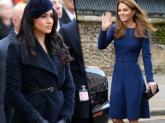 Герцогини в синем: Меган появилась на публике в теплом пальто, а Кейт — в легком платье по колено