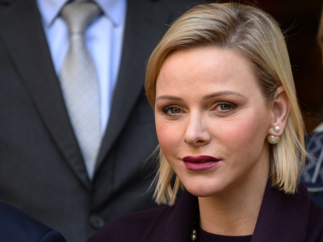 Княгиня Шарлен принимает участие в раздаче рождественских подарков в La Croix Rouge в Монте-Карло, 18 декабря 2019 | marieclaire.ru