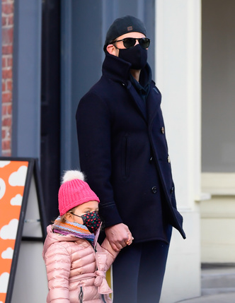 Самое милое, что вы сегодня увидите: Брэдли Купер на прогулке с дочкой