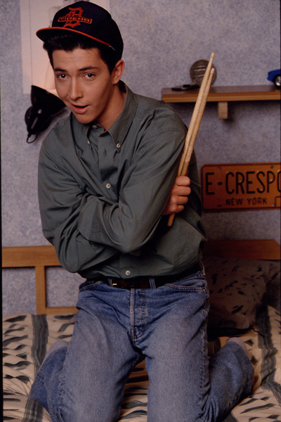 Фото №2 - Как исполнитель роли Кри-Кри в «Элен и ребятах» выглядит 25 лет спустя