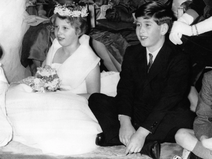 Юные принцесса Анна и принц Чарльз на свадьбе леди Памеллы Маунтбеттен в аббатстве Ромзи, 13 явнаря 1960