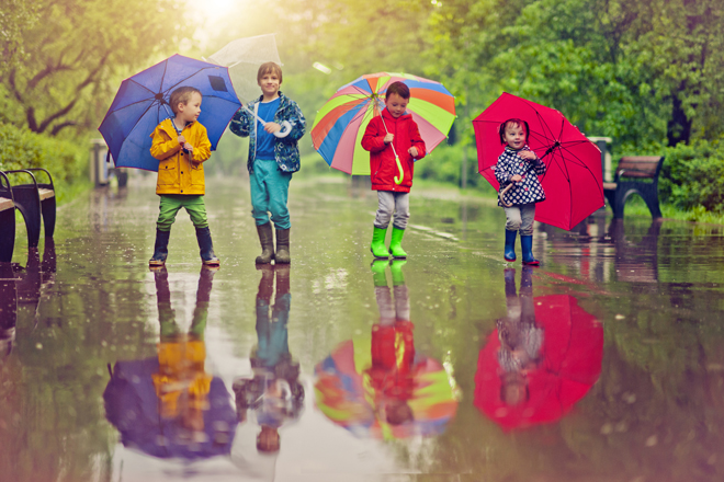 Что носить ребенку в дождь и слякоть: 15 вещей для прогулок по лужам —  www.wday.ru