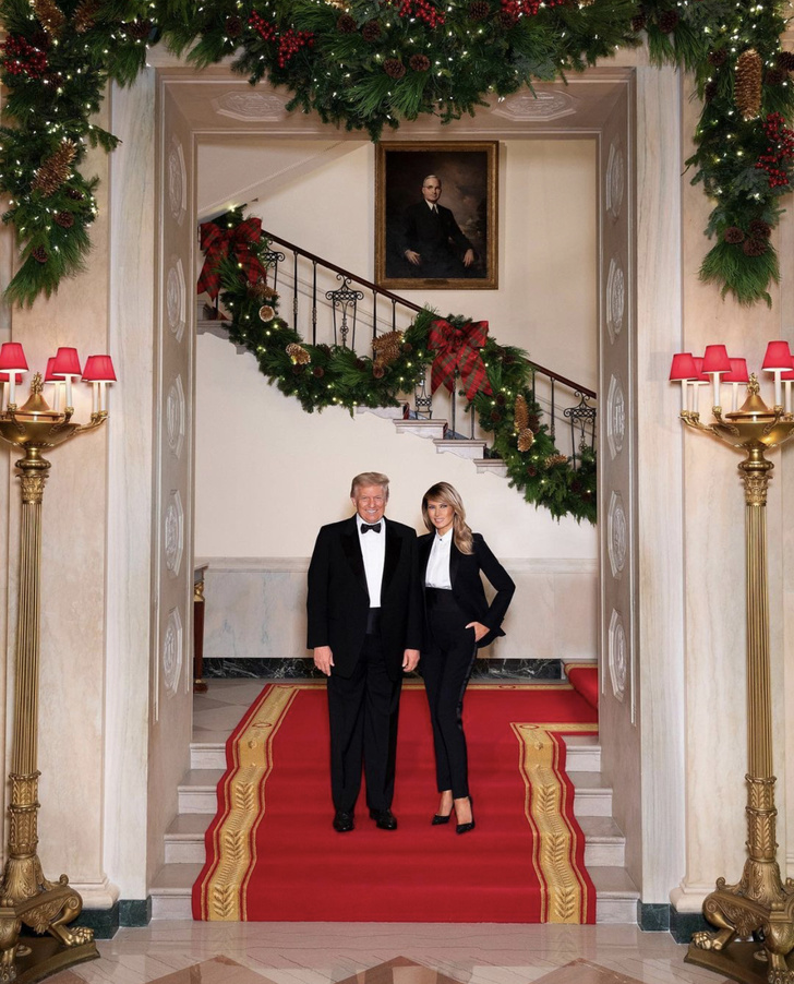 Мелания и Дональд Трамп позируют в одинаковых смокингах на рождественском портрете