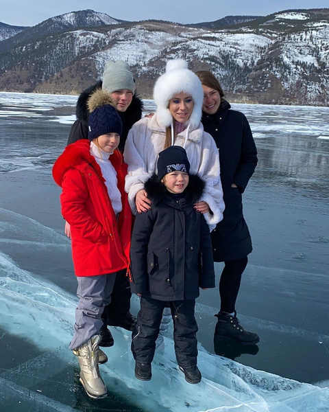Юлия Барановская устроила детям каникулы на озере Байкал